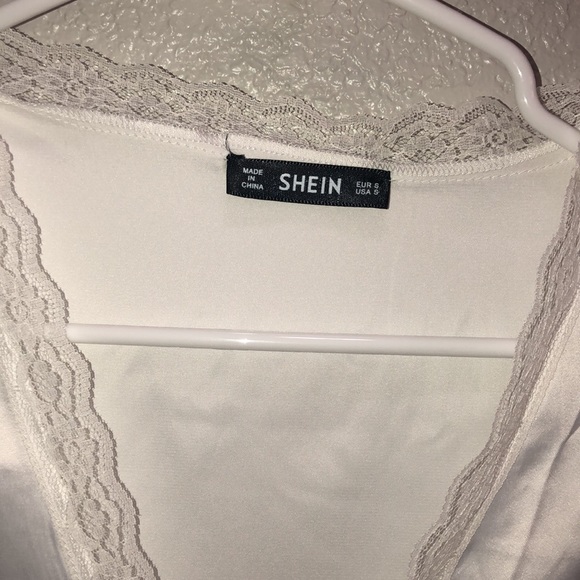 A cute lace white crop - Picture 3 of 4